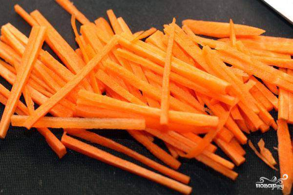 Мытую и очищенную морковь нарезаем тонкой соломкой.
