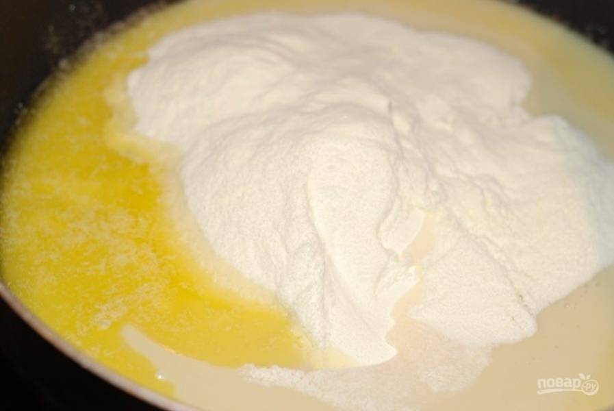 1. На сковороде растопите сливочное масло, добавьте сухое молоко и перемешайте.