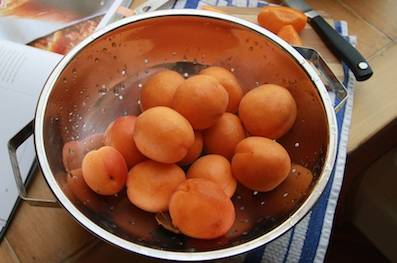 Помойте абрикосы. 
