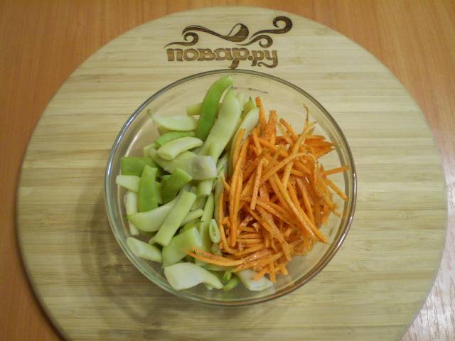 Соедините в салатнике фасоль и морковь. Если нужно, добавьте соль и перец. Заправьте салат маслом.