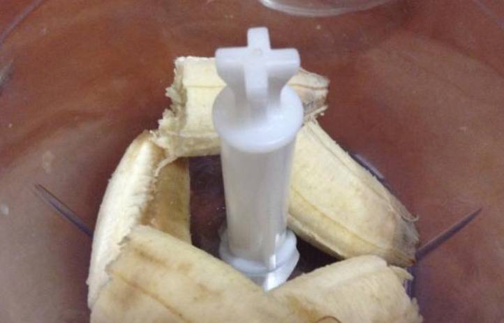 Бананы промываем и очищаем. Разламываем пополам и кладем в чашу блендера.
