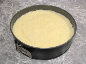 Выкладываем сырную массу на основу чизкейка и отправляем застывать в холодильник, на 3-4 часа.