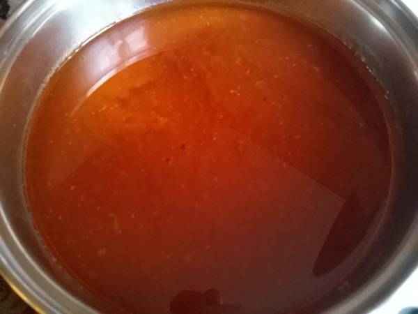 4. В отдельной миске смешайте томатную пасту, воду, соль, сахар, масло.