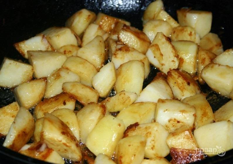 3.	Картошку чищу и мою, нарезаю большими кусочками. На сковороде, где обжаривалось мясо, готовлю картошку около 15 минут, обязательно солю.