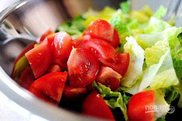 4.	Добавляю измельченные томаты в миску к салату.