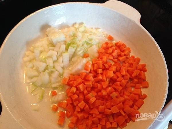 2. Разогреваем сковороду с растительным маслом, обжариваем нарезанные кубиками лук и морковь. Обжариваем до тех пор, пока лук слегка зазолотится.