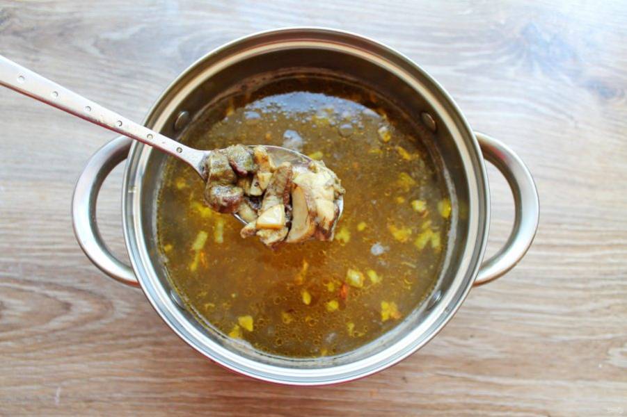 Переложите в суп обжаренные грибы и варите еще 5 минут.