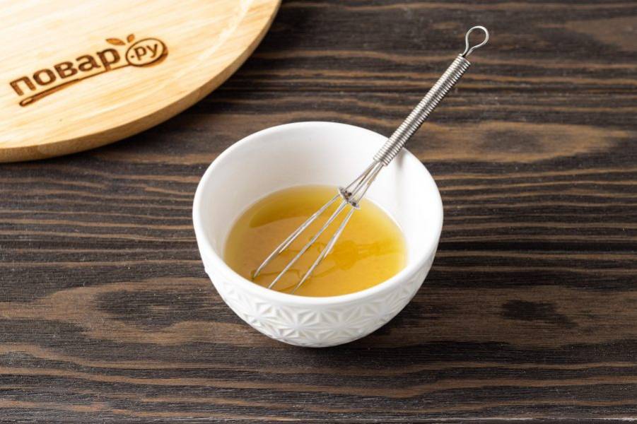Для заправки смешайте оливковое масло, лимонный сок, сироп топинамбура и горчицу.