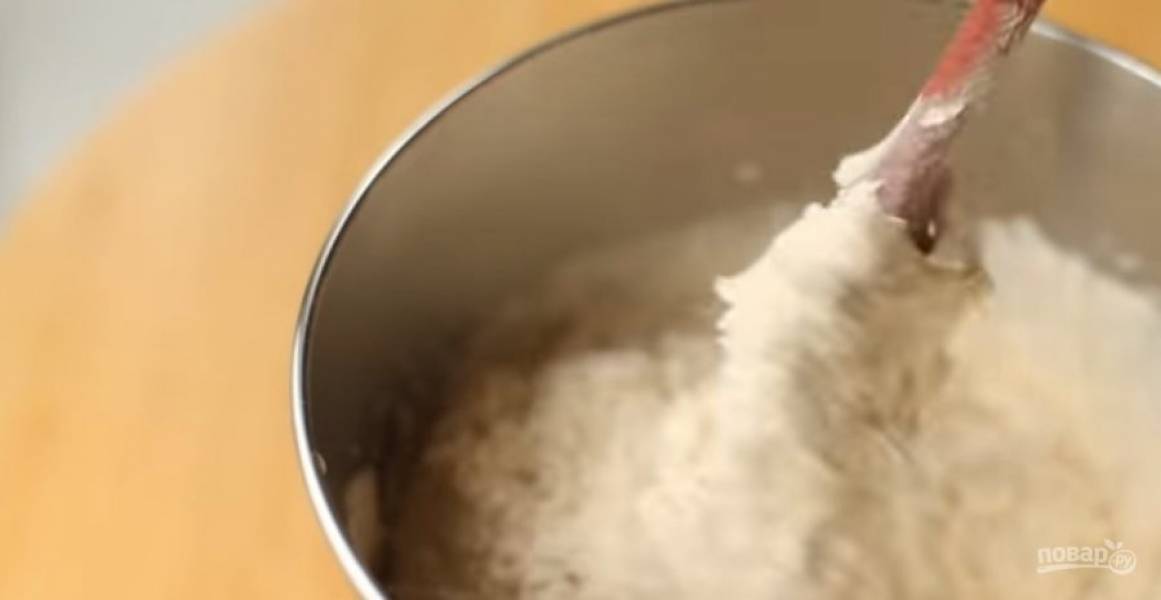 1. Приготовьте тесто: миксером взбейте яйца с сахаром до пышной пены. Добавьте мед и хорошо перемешайте. Муку просейте и смешайте с содой. 