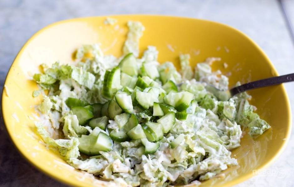 В конце добавьте огурец, нарезанный кусочками.