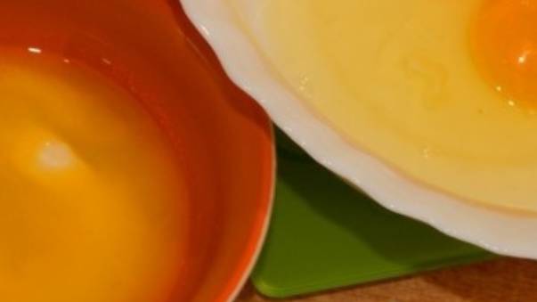 Сливочное масло растопите и смешайте с яйцами.