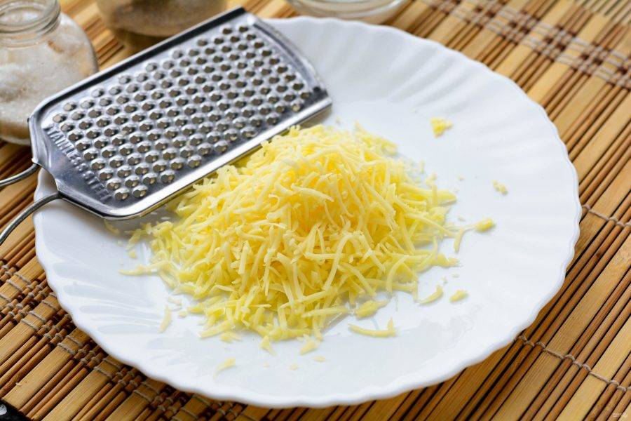 Сыр натрите на терке.