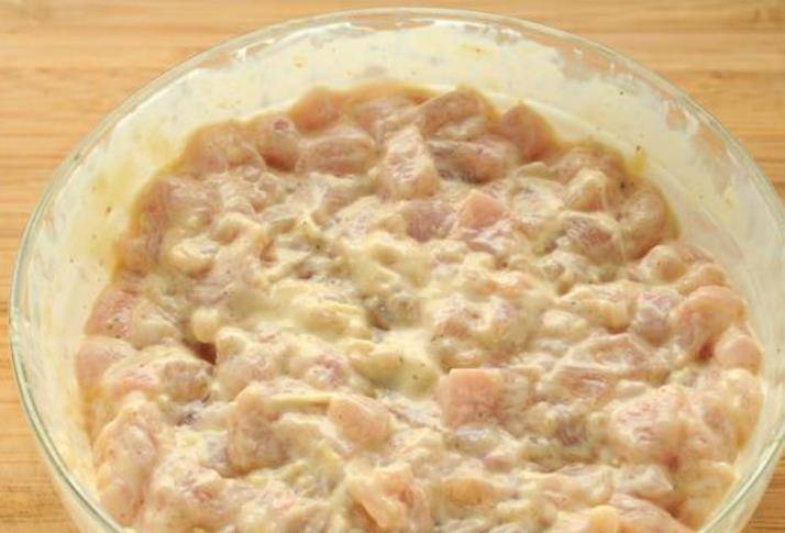 Накройте фарш крышкой и отправьте в холодильник мариноваться хотя бы на 2-3 часа. В идеале приготовить фарш с вечера и оставить в холодильнике на ночь.