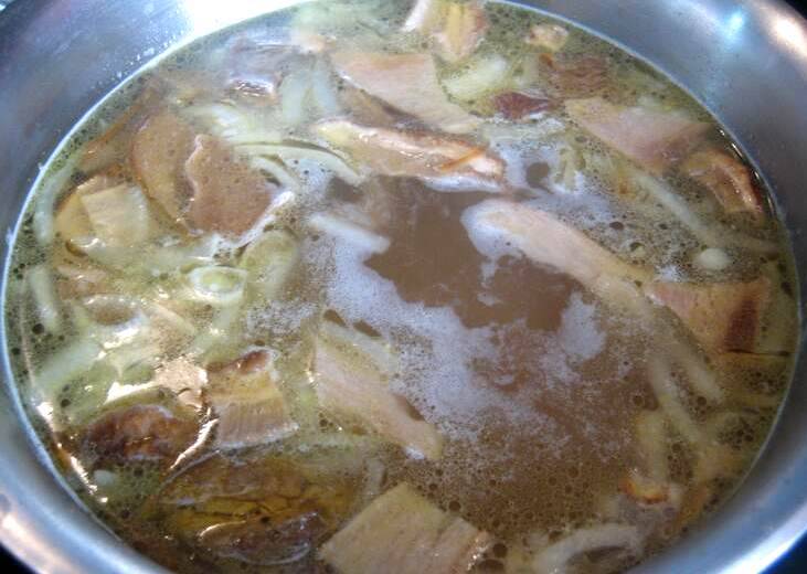 Выкладываем овощи в кастрюлю к грибам, варим все пару минут, затем добавляем в лапшу и продолжаем варить суп до ее готовности.