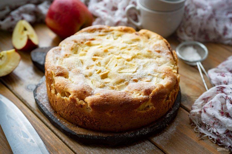 Пышная шарлотка с яблоками на кефире в духовке — рецепт с фото пошагово