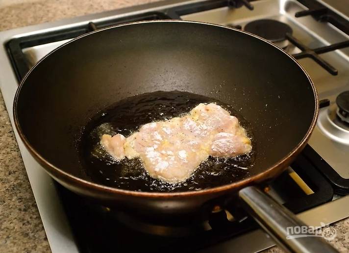 Затем окуните курицу в смесь муки и отправьте на раскаленную сковороду с маслом. Жарьте до готовности с обеих сторон в общей сложности минут 10 на сильном огне.