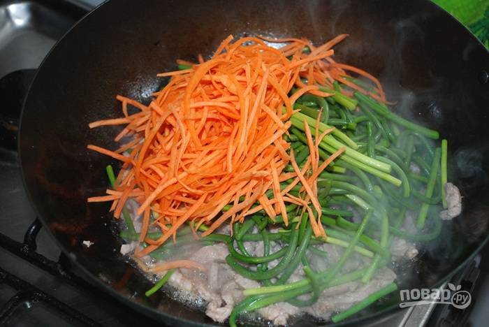 12. И сразу же добавьте морковь. Обжаривайте еще пару минут. 