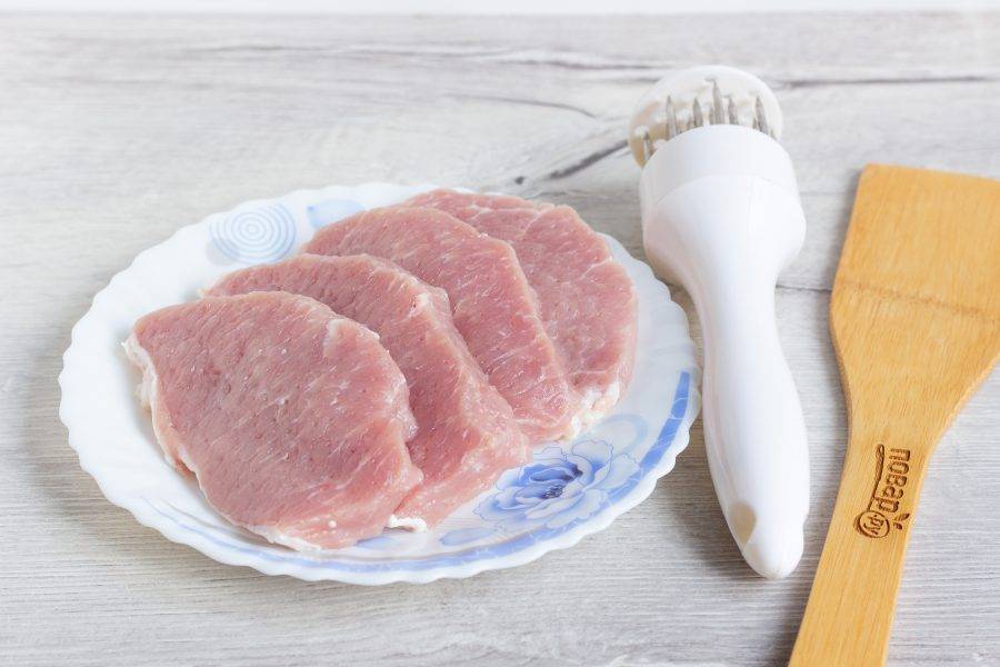 Мясо помойте, разрежьте на отбивные толщиной 0,7-1 см, не больше. Отбейте. Посолите и поперчите по вкусу.