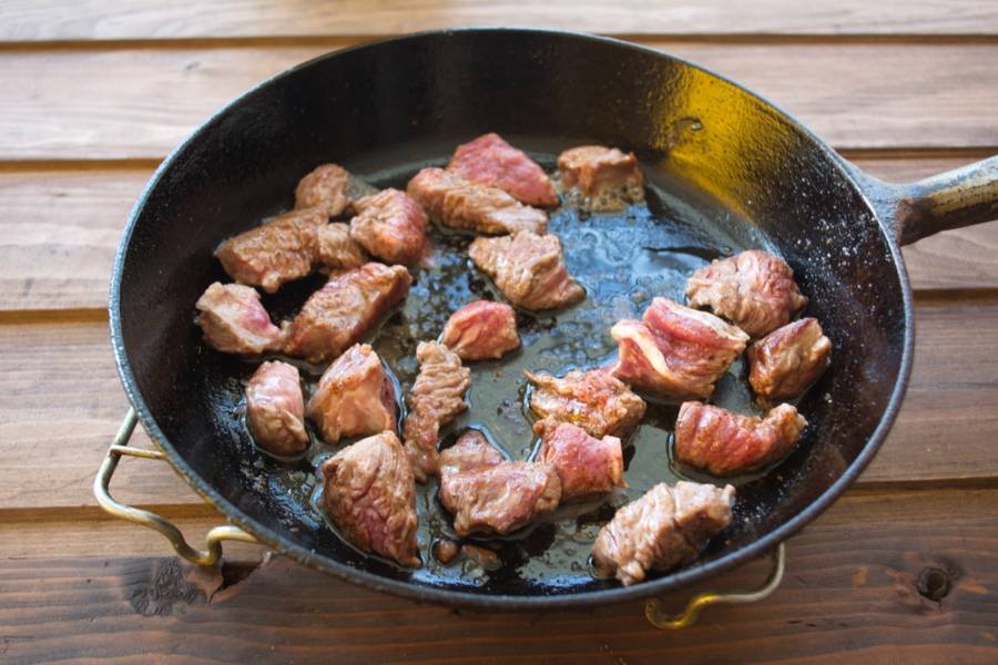На растительном масле обжарить говядину. Когда она подрумянится с одной стороны, добавьте специи и соль. Обжарьте с другой стороны.