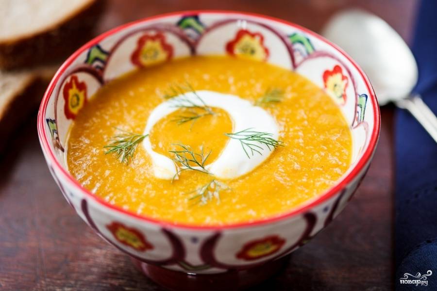 Подавайте морковный суп-пюре с фенхелем горячим, украсьте свежей зеленью. Приятного аппетита!