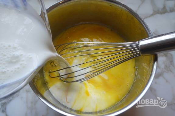 6. Далее сделайте заливку. Перемешайте яйца с солью, горчицей, сливками, мускатным орехом и перцем.