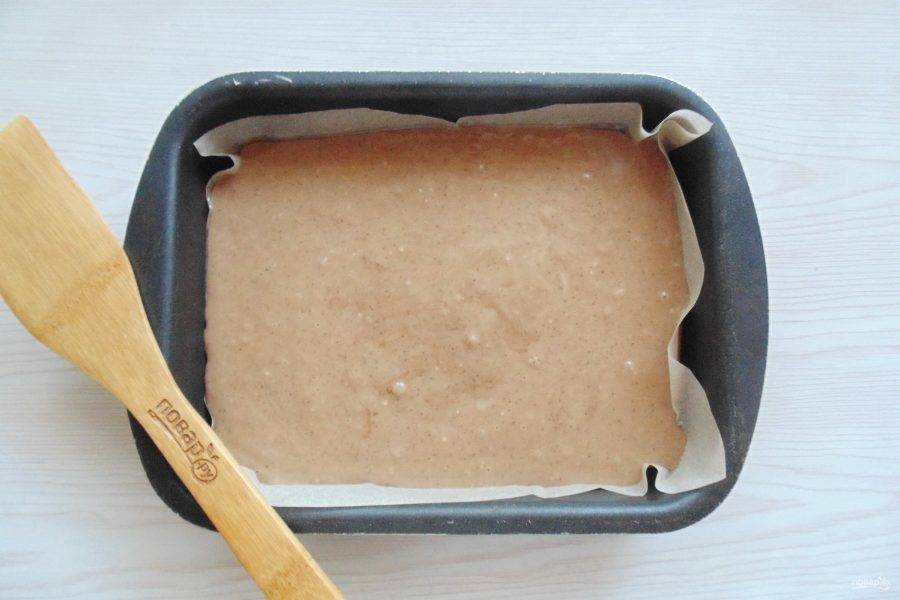 Тесто должно быть по консистенции, как на оладьи. Вылейте тесто в форму для выпечки с пекарской бумагой.