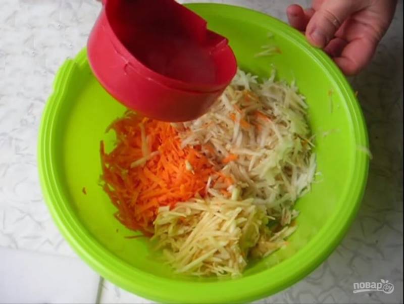 Натрите на крупной терке топинамбур, морковь и яблоко.
