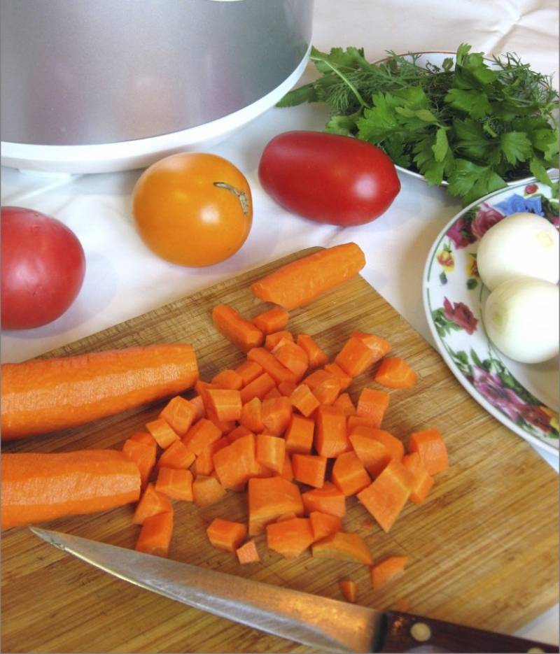 Также очищаем и мелко нарезаем морковь и лук.