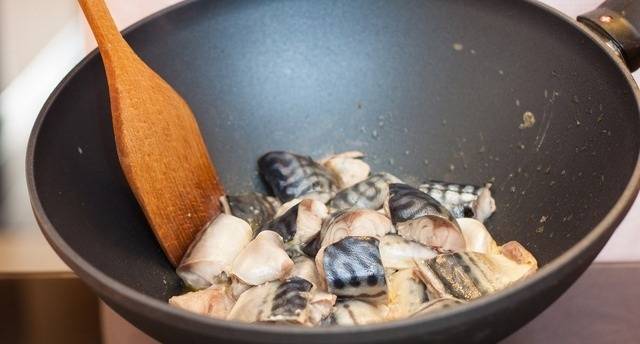 4. На отдельной сковороде с растительным маслом обжарить рыбу на сильном огне до появления корочки. 
