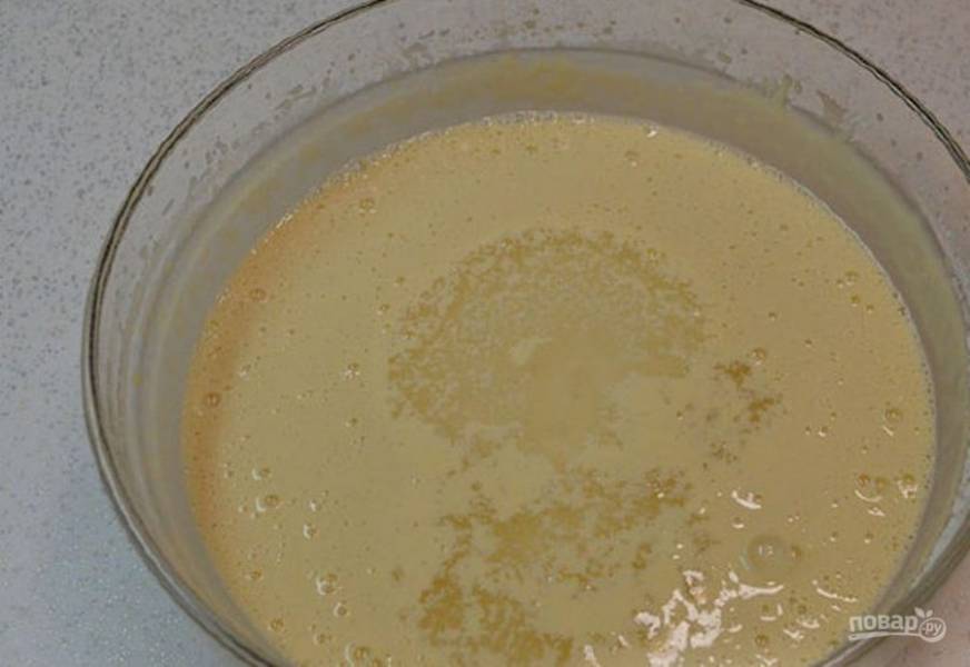 В тесто добавьте лимонную кислоту, растворенную в стакане воды.