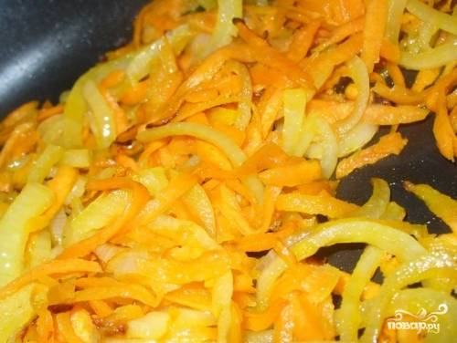 Пока картошка вариться, делаем зажарку из лука и моркови. Сначала на растительном масле обжариваем мелко нарезанный лук, а затем натертую на средней терке морковь. Когда картофель практически готов, добавляем зажарку в кастрюлю и варим на медленном огне еще около 5 минут. Кстати! не забудьте добавить лаврового листа и любимых приправ.