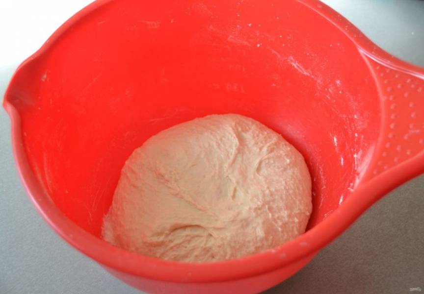 Подберите тесто в шар, накройте пищевой пленкой, поставьте на расстойку на 2-3 часа.