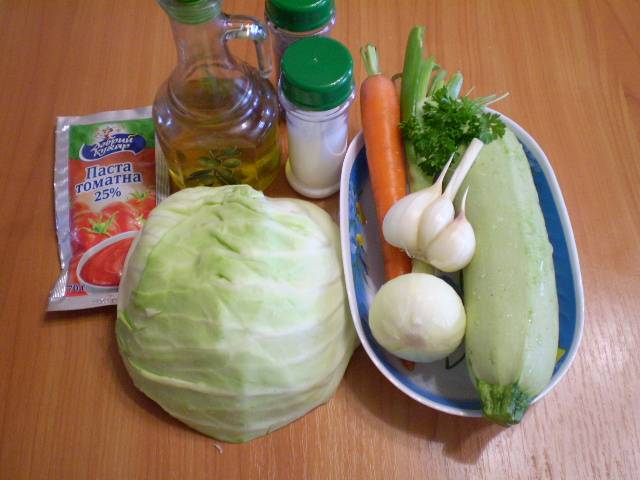 Тушеная капуста с кабачками и помидорами на сковороде