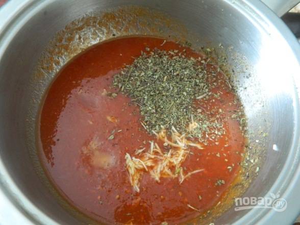 Приготовим соус: помидоры перебиваем блендером, добавляем соль, сахар, базилик, тертый на мелкой терке чеснок и ставим на небольшой огонь. Варим минут 10-15.