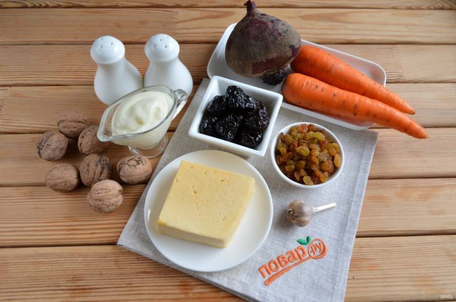 Подготовьте ингредиенты – отварите свеклу, хорошо вымойте морковь, при необходимости замочите и промойте сухофрукты. 