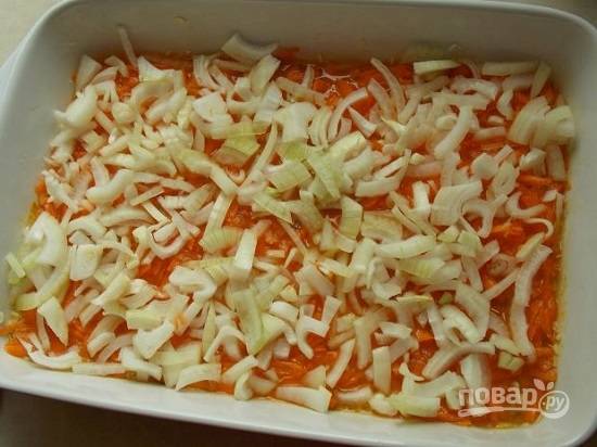 Чистим лук и морковь. Морковь натираем на крупной терке, а лук мелко нарезаем. Овощи можно предварительно слегка обжарить, а можно использовать сырыми.