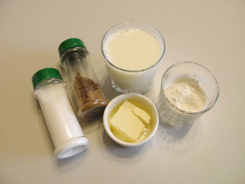 1. Приготовьте продукты для соуса: молоко берите любой жирности, муку, масло сливочное, соль и молотый мускатный орех.