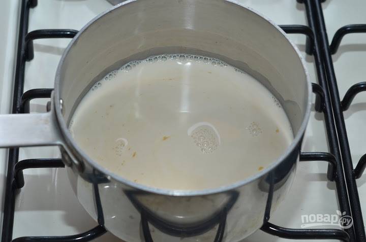 4. Поставьте оставшееся молоко на огонь и доведите до кипения. 