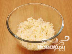 Начинка 2: Смешать рис и остатки тертых яиц, добавить немного соли, поперчить.
