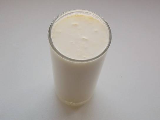 3. В стакане соединить молоко и уксус. 