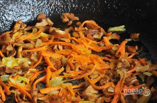 3. Чтобы сделать начинку интереснее, в данном случае используется лук с морковью и грибами. Выложите все на отдельную сковороду с маслом и обжарьте до готовности. Подсолите и поперчите по вкусу. 