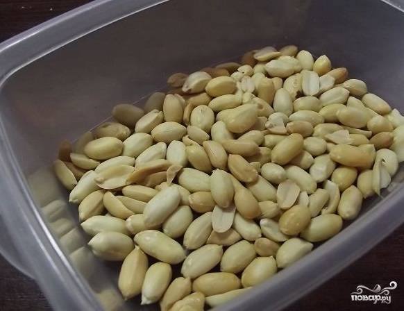 2. Подсушиваем арахис в микроволновой печи (можно на сковороде или противне). 