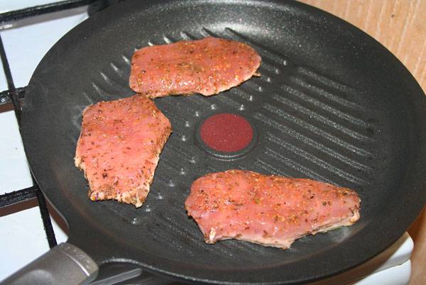 Теперь у вас есть время обжарить замаринованное мясо на сковороде-гриль. Жарим без масла 3 минуты с одной стороны.