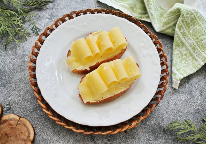 Бутерброды с маслом и плавленым сыром