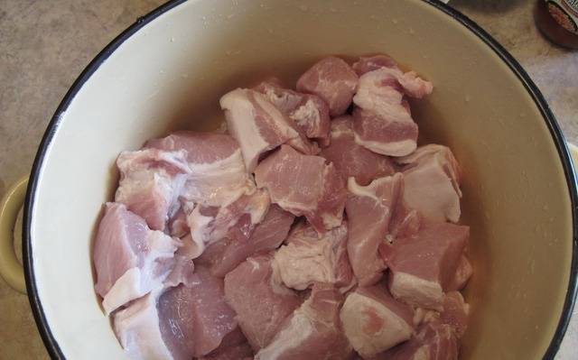 Мясо промываем и нарезаем на небольшие порционные кусочки.