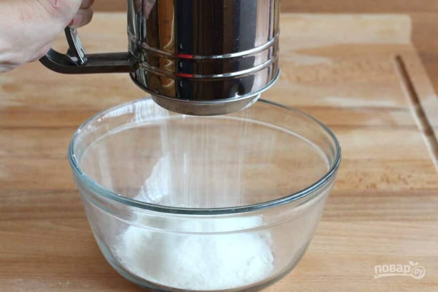 4.	В другую миску просейте муку, добавьте к ней разрыхлитель, соль.