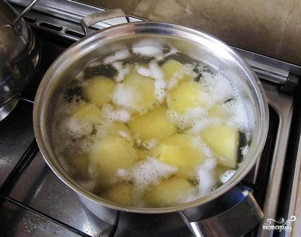 2. Картофель нарезаем небольшими кусочками и отвариваем. Не забываем подсолить воду. Можно добавить в кастрюлю лавровый лист, он придаст картофелю аромат. 