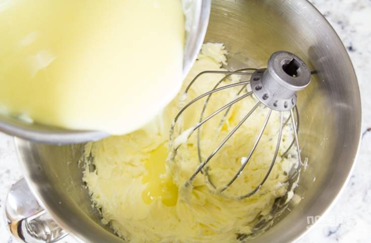 18.	Влейте охлажденный крем из яиц и молока во взбитое масло, перемешайте и влейте коньяк или ром.