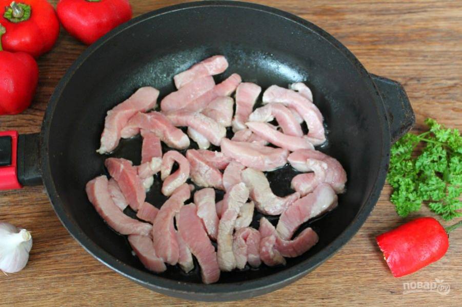 Мясо нарезаем тонкими кусочками и обжариваем на подсолнечном масле 2-3 минуты. 