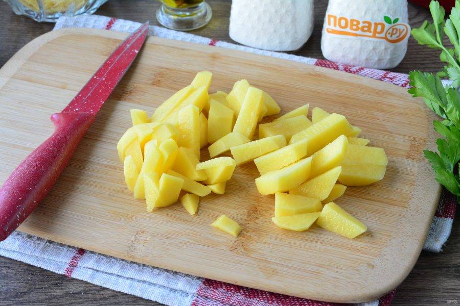 Картофель почистите и нарежьте средней соломкой.